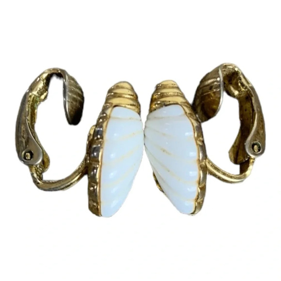 Shell Shaped Clip On Earrings Gold Tone White Avon VTG Costal Beach Dainty - Picture 6 of 6